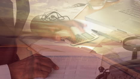animación de un hombre biracial usando una calculadora, escribiendo en un pedazo de papel sobre una puesta de sol en una playa
