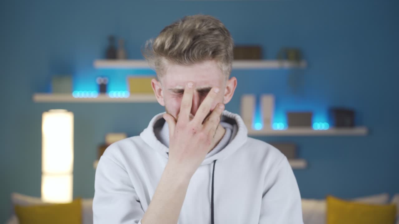 슬프고 슬픈 젊은이가 울고, 기분이 좋지 않습니다. 기분이 나 ⁇ 습니다.