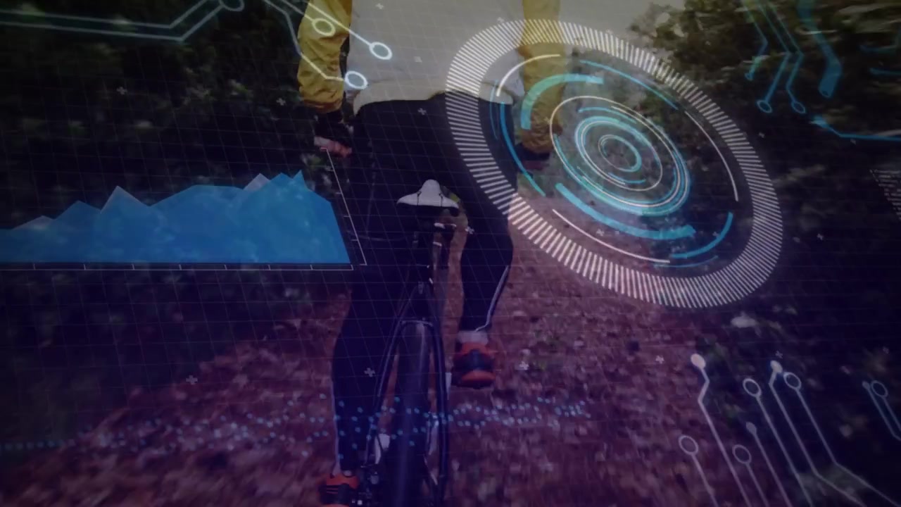 Ciclista che pedala lungo un sentiero di foglie, HUD che ruota e aggiorna i parametri di fitness, telecamera che segue da dietro.