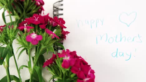 Rosa-Blumen-Mit-Text-„Happy-Mothers-Day“-Nachricht-Auf-Spiralbuch