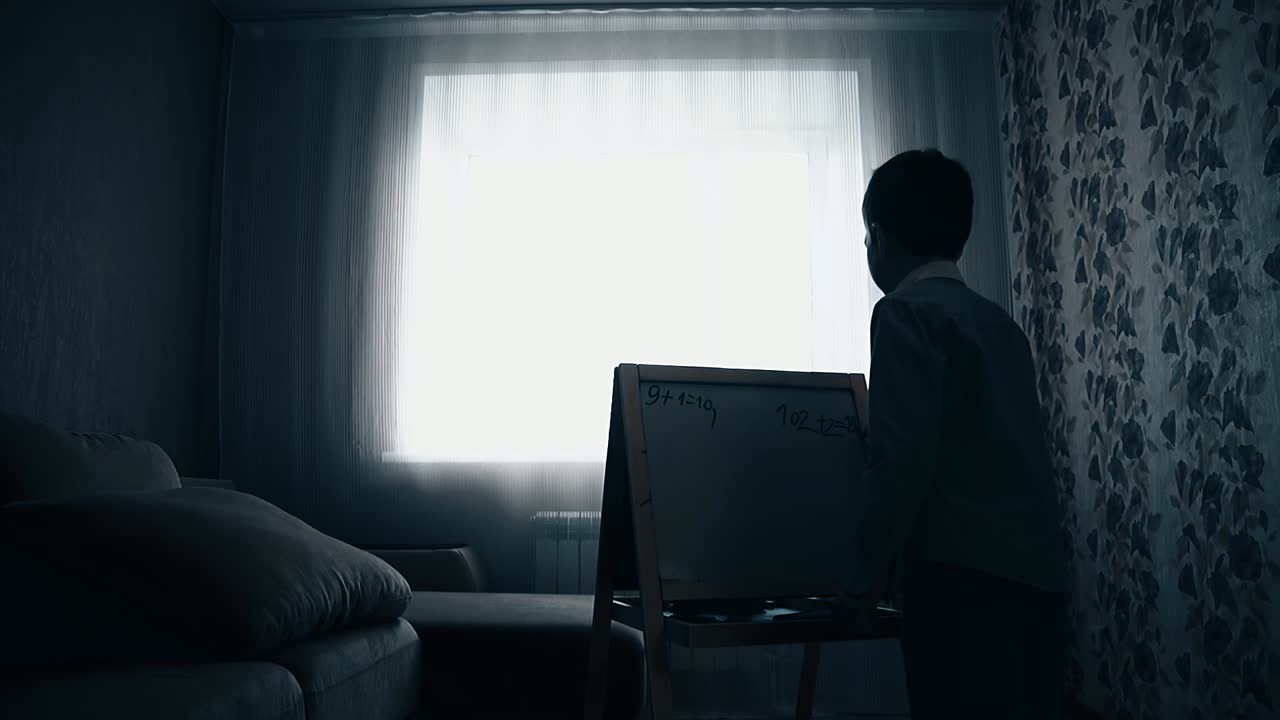 학교 소년은 스텔 1에 숫자를 썼습니다.