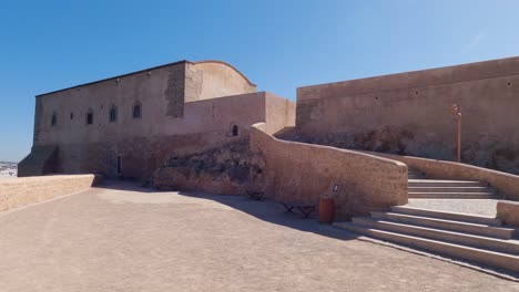 Panning-view-of-citadel-exterior-wall,-Kasbah-Udayas