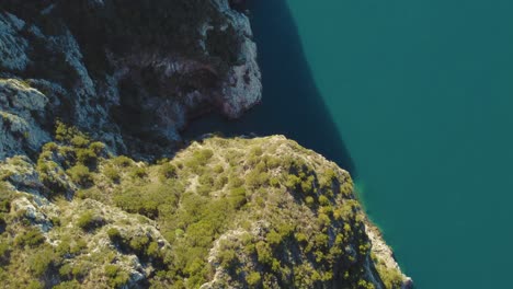 Azul-Turquesa-Claro-Y-Aguas-Tranquilas-Junto-Al-Mar-En-Una-Playa-De-Arena-Natural-Bahía-Costera-En-Monte-Argentario,-Italia