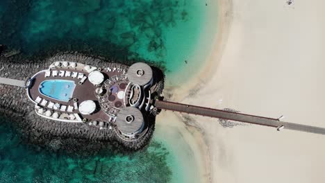Vista-Aérea-De-Pájaro-Sobre-Bikini-Beach-Club-En-Sal-Cabo-Verde