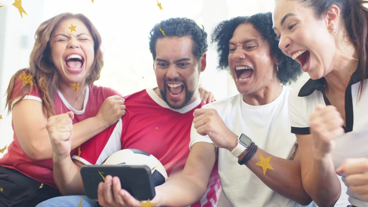 Amigos apoyados en el sofá, uno sosteniendo un teléfono en un casco de realidad virtual, estrellas doradas ascendiendo, celebrando un gol deportivo.