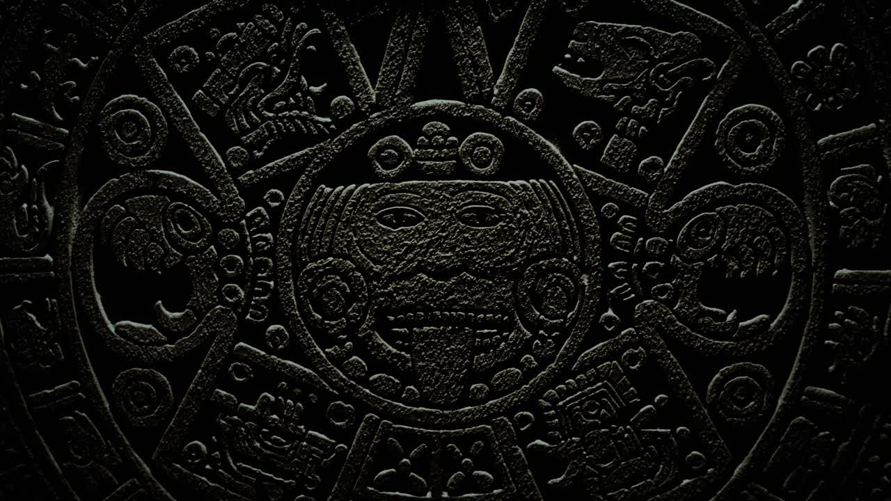 Detail Mayského kalendáře ve tmě