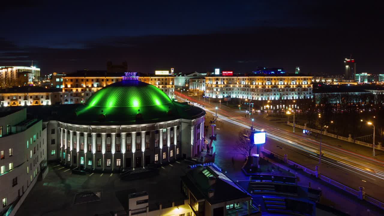 밤의 해가 지면 민스크 시 교통 거리 서커스 지붕 파노라마 4k 타임 스 벨라루스