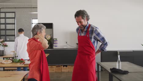 los chefs se ponen su delantal