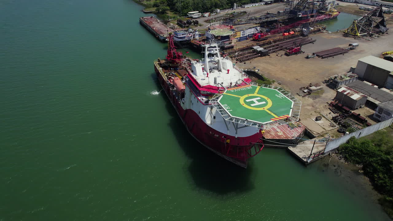 조선소 에 정박 한 수리 중 인 커 의 공중 사진