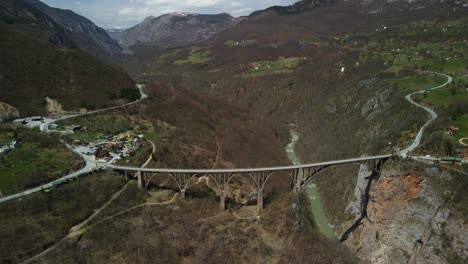 imágenes de drones del puente durdevica tara en montenegro con las montañas al fondo