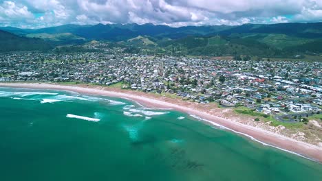 Wellen,-Die-Sich-Entlang-Der-Küste-Der-Coromandel-Halbinsel-Brechen