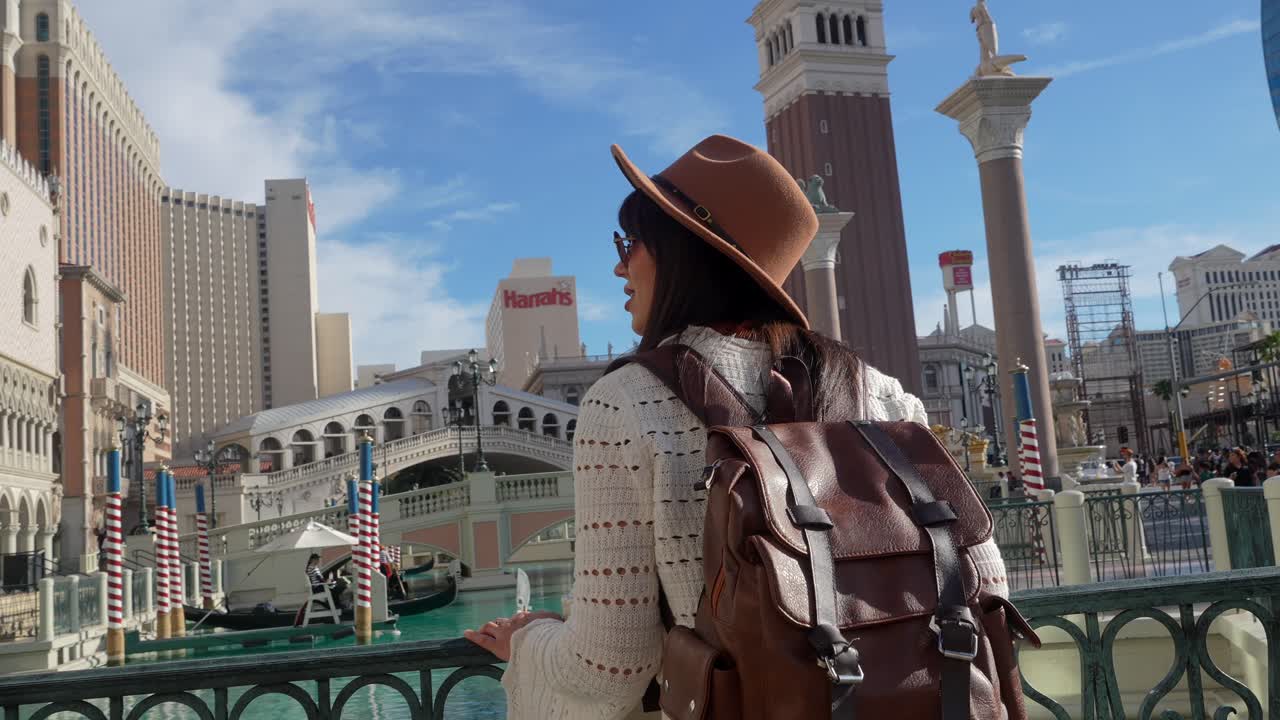 Wanita Muda Turis Bahagia Menikmati Pemandangan di Resor The Venetian