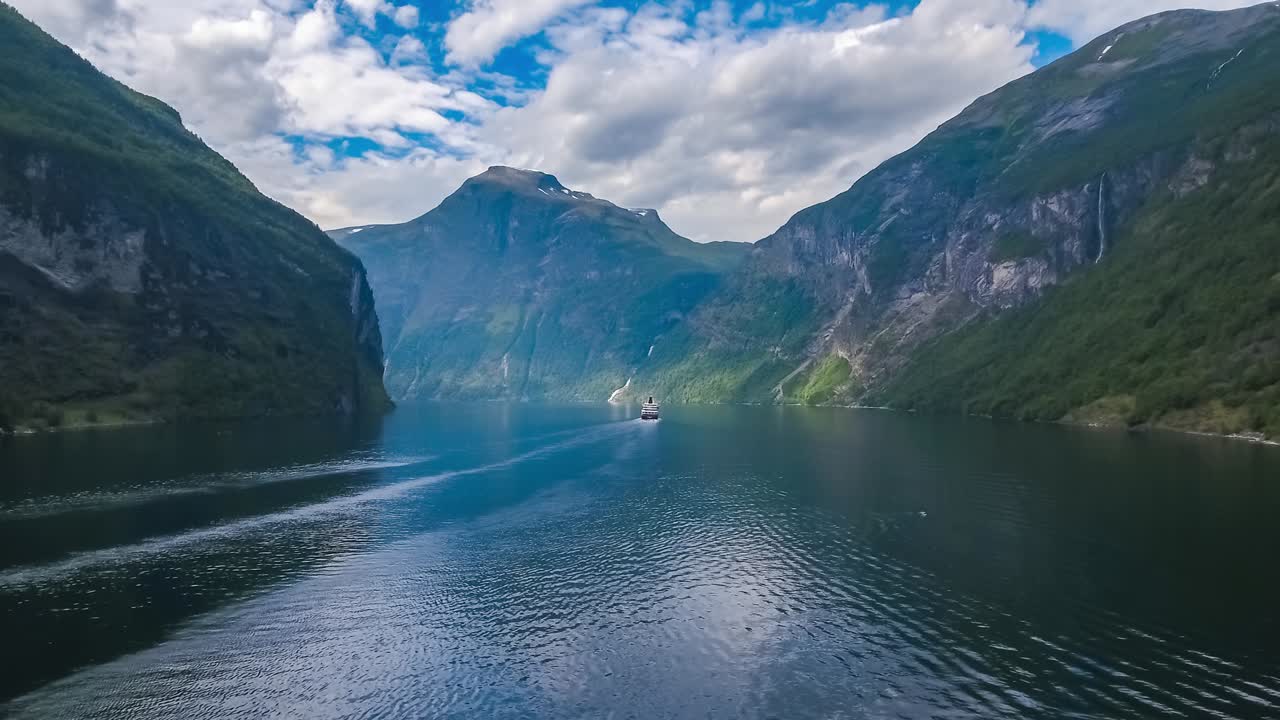 Kreuzfahrtschiffe im Geirangerfjord, Norwegen.