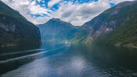 buques de crucero en el fiordo de geiranger, noruega