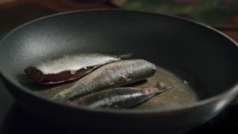 five mackerels in a pan