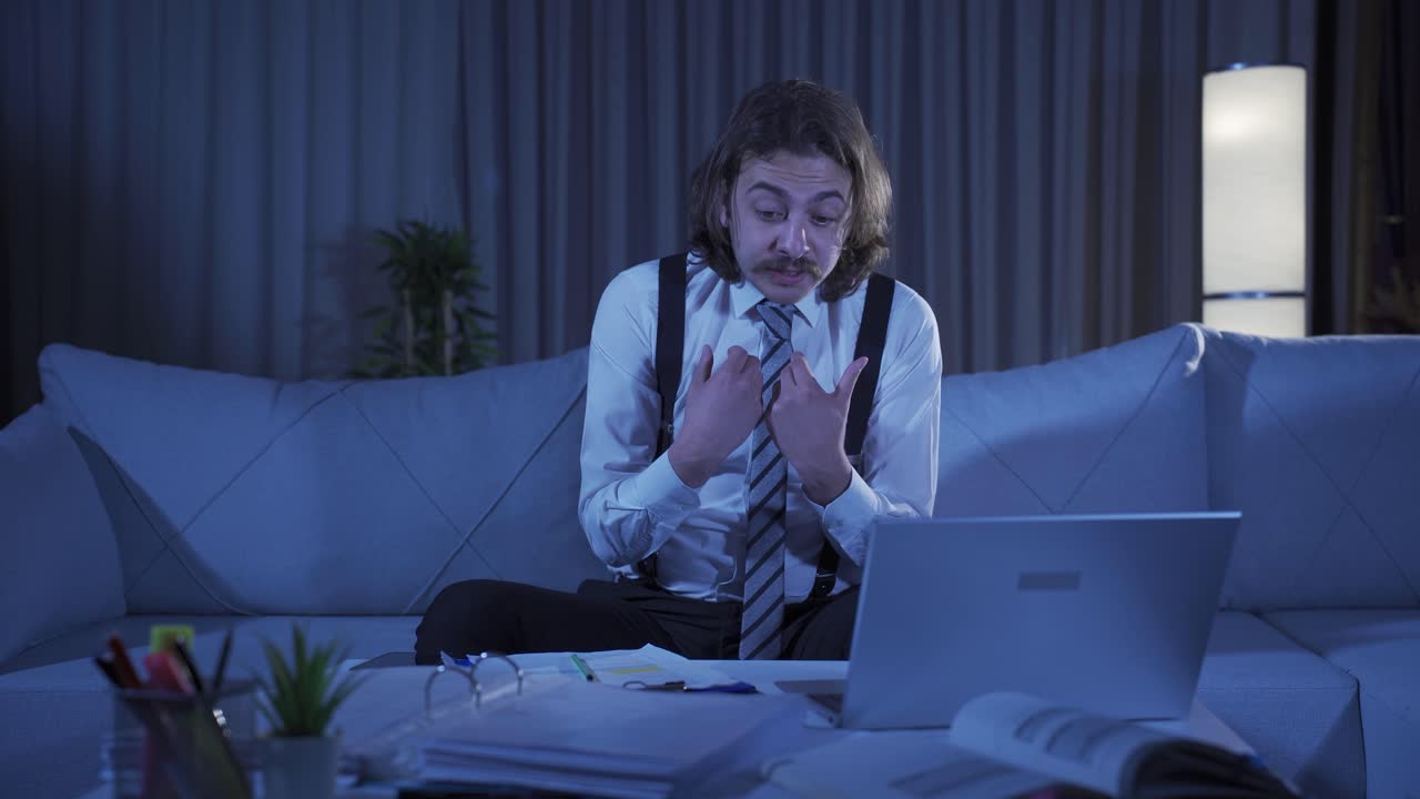 결함이 있고 문제가 있는 사업가가 자기 자신에게 화를 내고 있습니다.