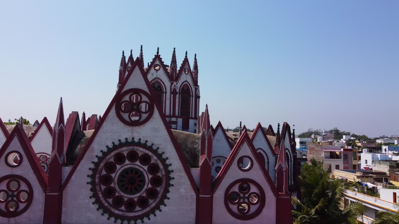 인도 푸두체리의 폰디체리 남쪽 대로에 위치한 예수 성심 성당의 드론 샷은 고딕 건축의 동양적 표본입니다