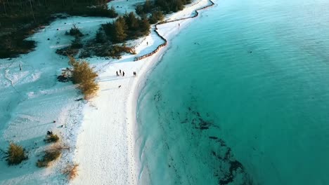 perfecta toma de drones que se hunde lentamente hacia adelante con un movimiento suave de la cámara al atardecer con largas sombras