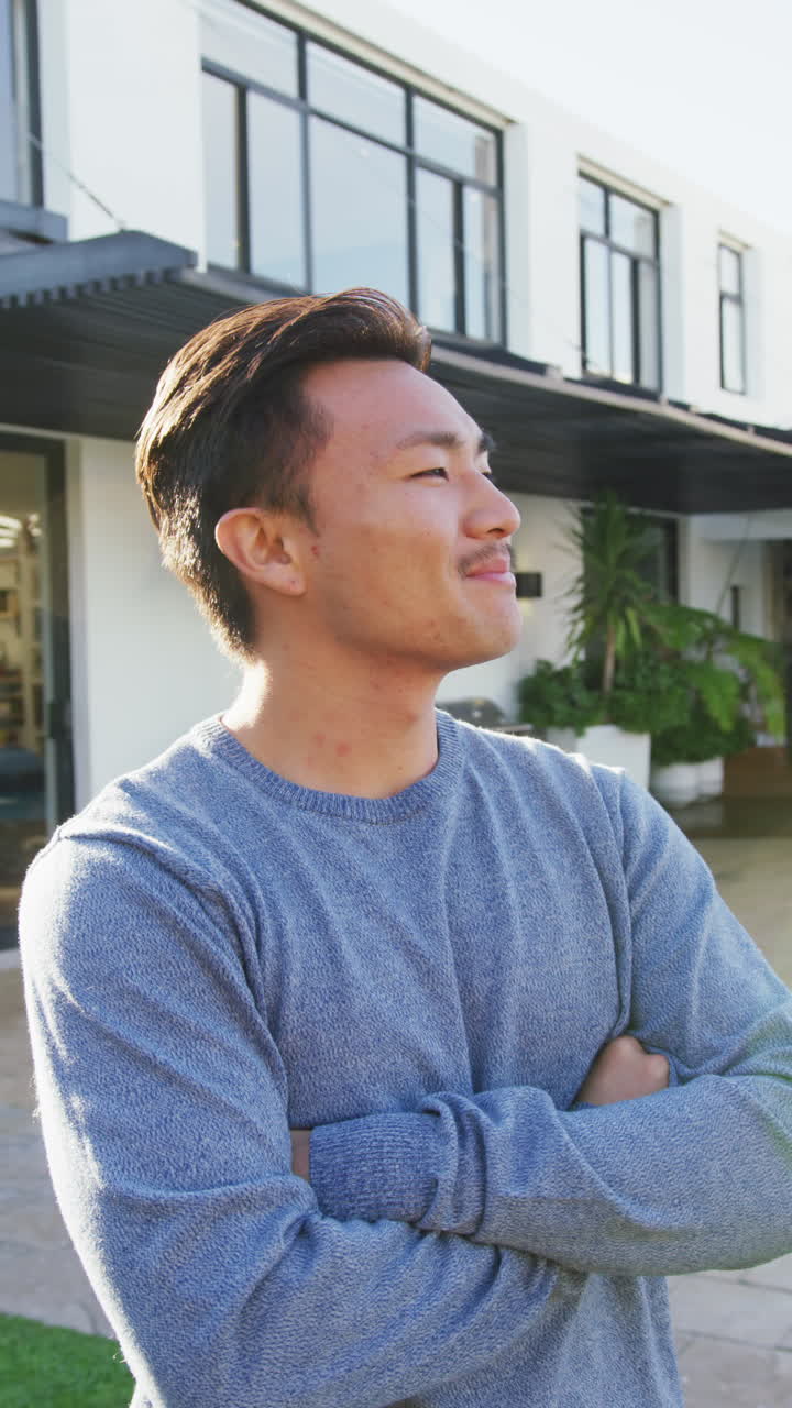 카메라를 바라보는 행복한 아시아 남자의 수직 비디오