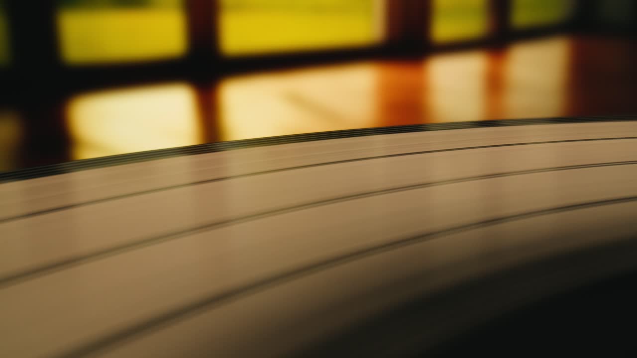 Nærbillede af en vinylplade, der drejer rundt på en pladespiller