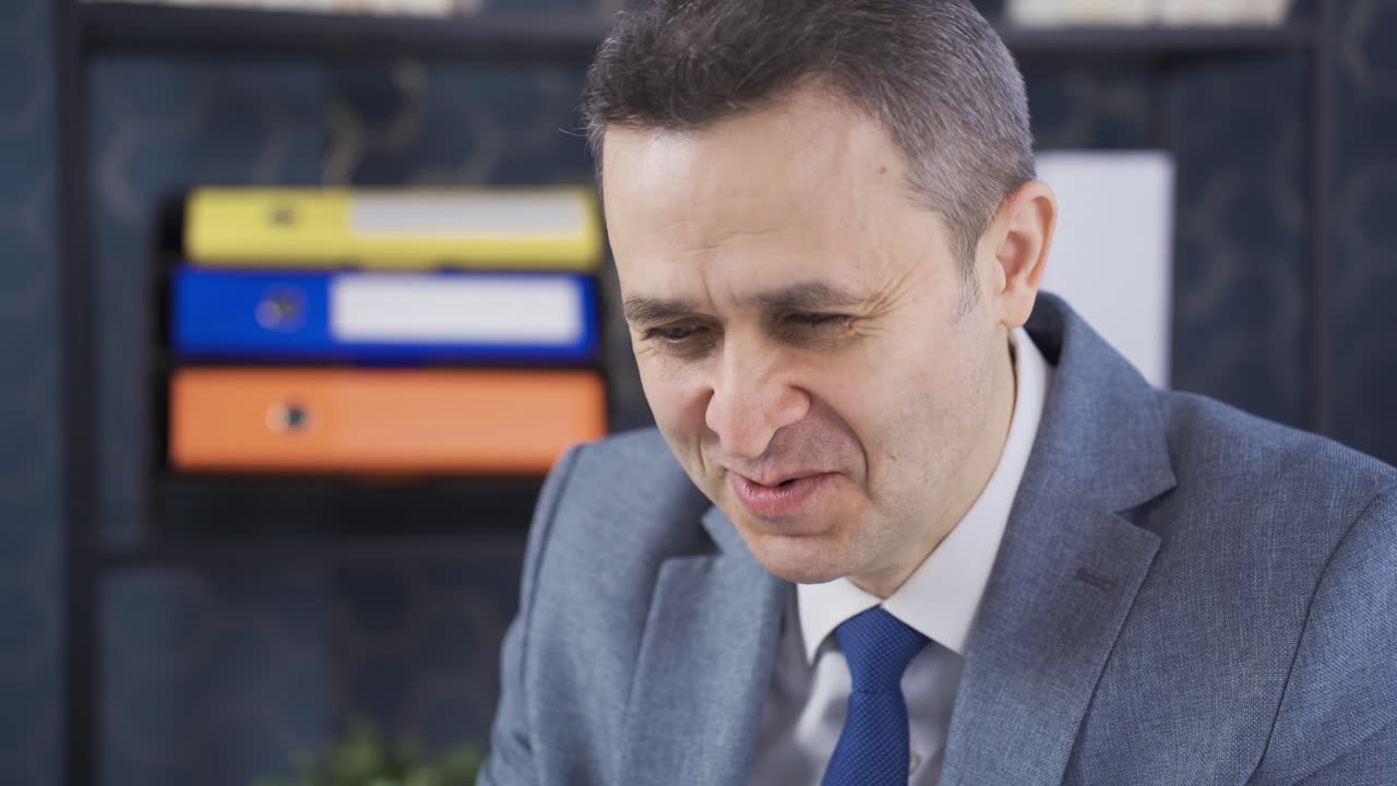 행복하고 흥분된 사업가의 클로즈업. 승리, 승리, 성공.