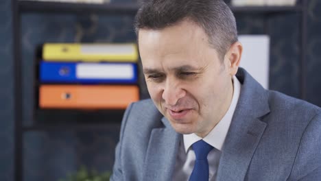 primer plano de un hombre de negocios feliz y emocionado. victoria, victoria, éxito.