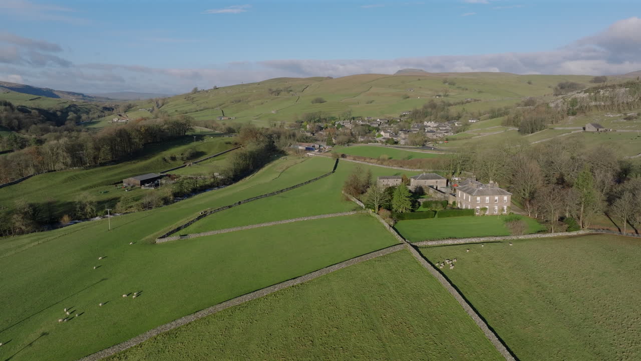estableciendo una toma de avión no tripulado de stainforth yorkshire dales campos y paisaje