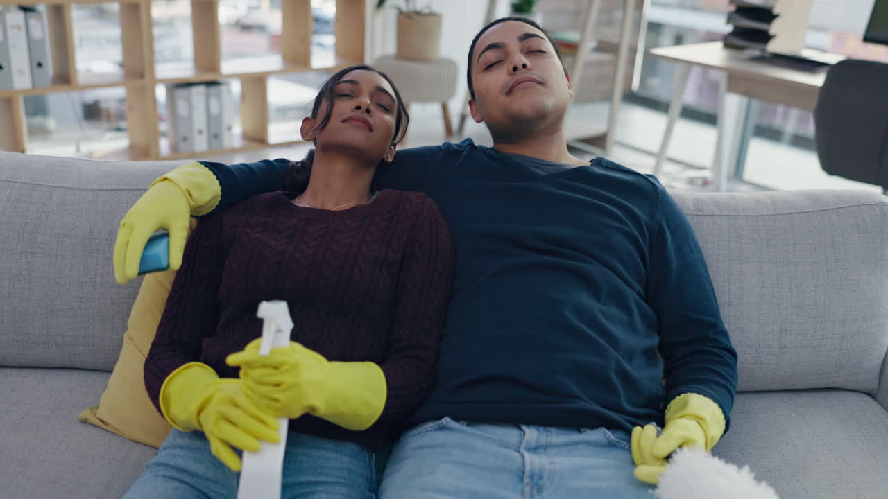 cansado, dormir y pareja en el sofá después de la limpieza