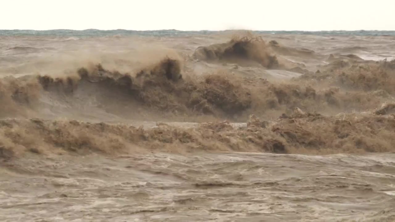 Onde oceaniche torbide e tempestose che si infrangono durante il maltempo