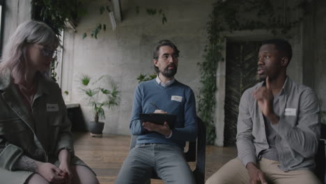 sesión de terapia en grupo