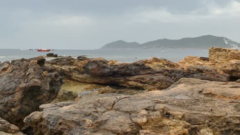 Una-Bonita-Vista-De-La-Costa-Rocosa-De-Ibiza-Con-Las-Olas-Rompiendo-En-Las-Rocas