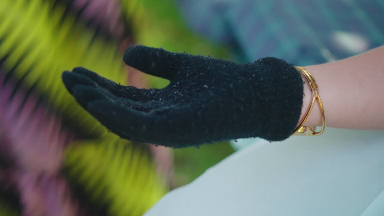 шарик сухого льда испаряется в руке образование физический эксперимент ручной