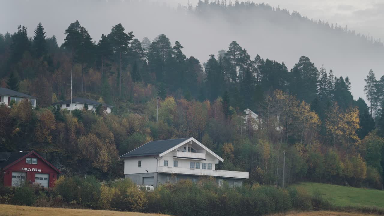 Efterår i landlige Norge - ryddelige huse og grønne plæner