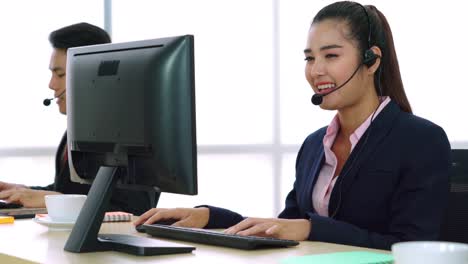 Gente-De-Negocios-Con-Auriculares-Trabajando-En-La-Oficina