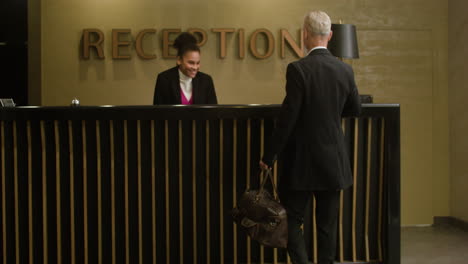 receptioniste die een check-in verwerkt