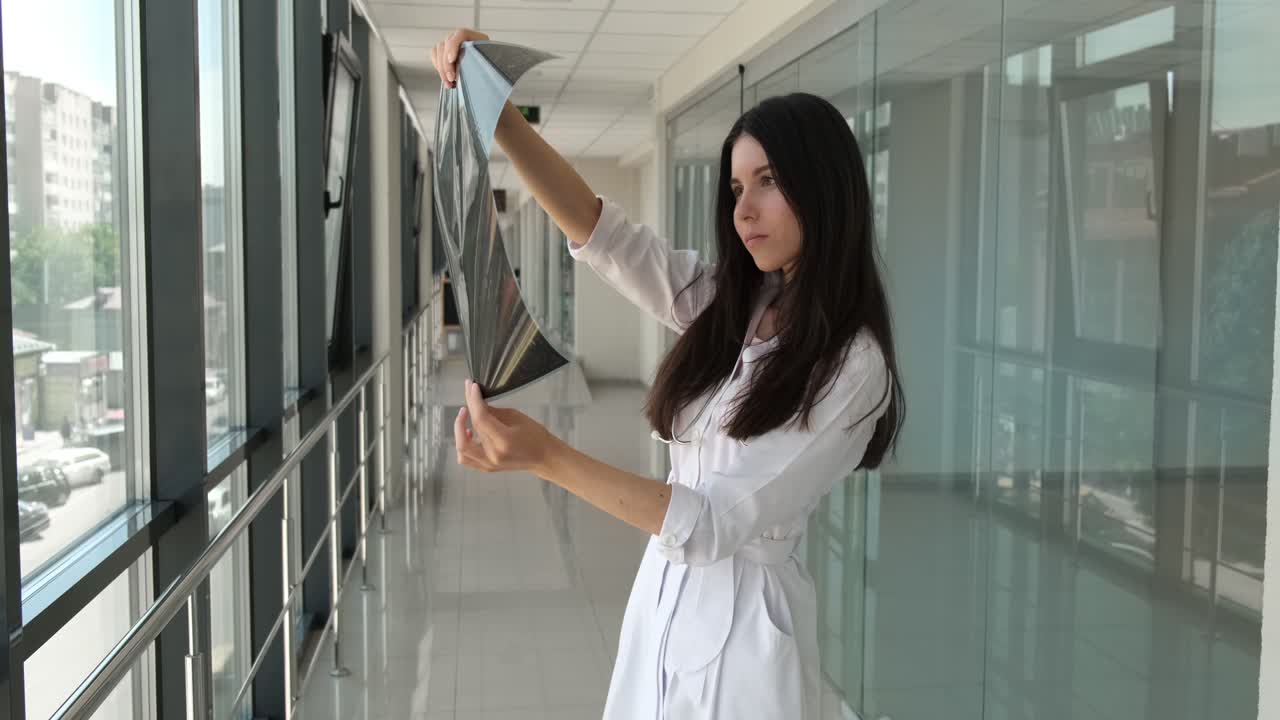 una chica joven mirando una radiografía.