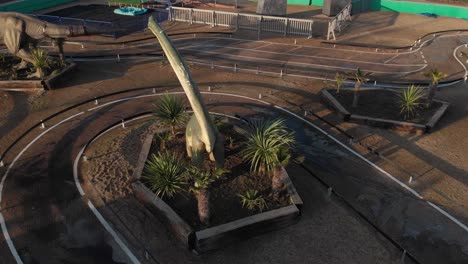 toma aérea de un braquiosaurio a escala real en un parque de diversiones, impresionantes vistas de la réplica del dinosaurio de cuello largo