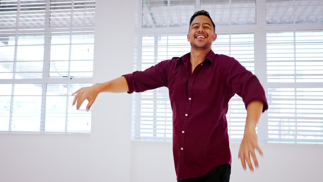 남자가 춤을 추고, 살사와 스튜디오에서 댄서