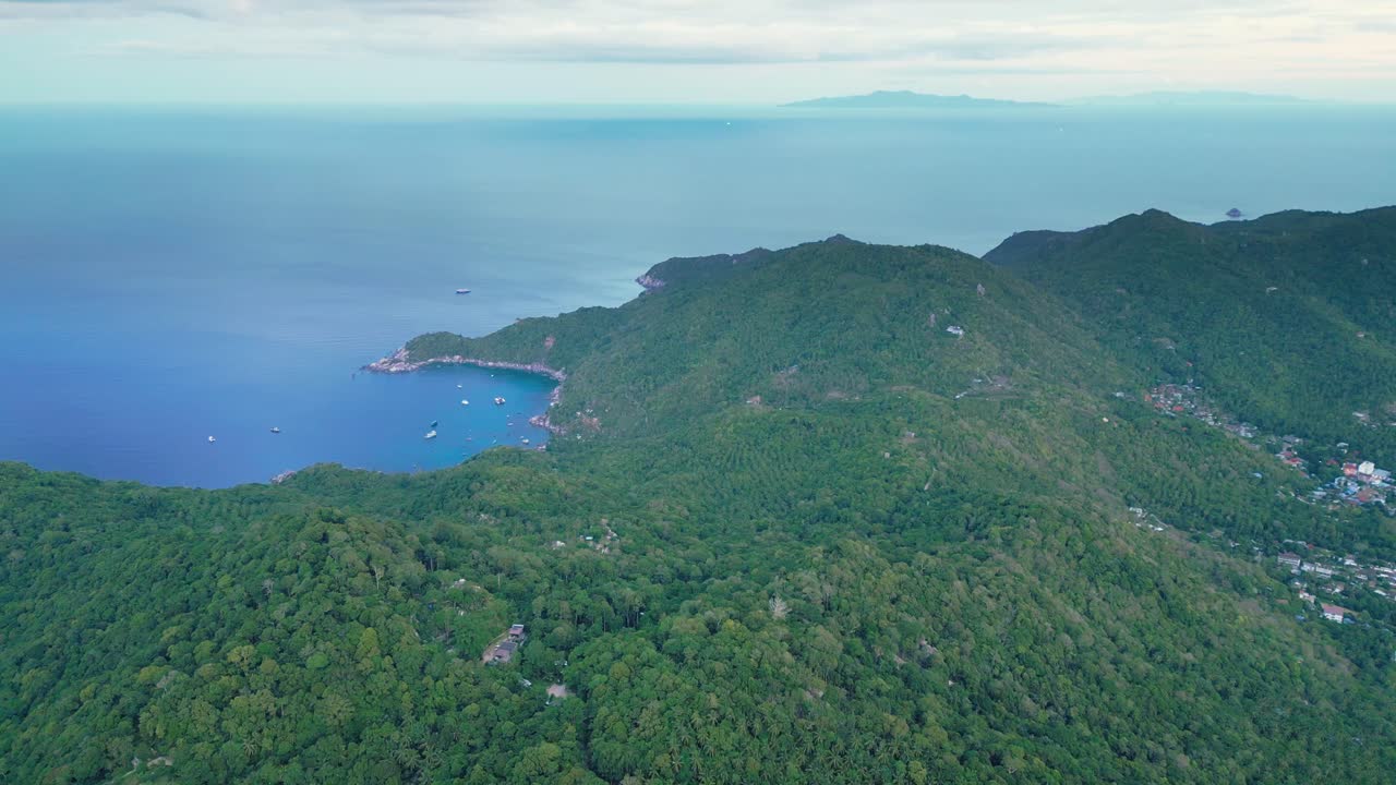 열대 태국, 공중 드론 비행 코 타오의 에메랄드 피크와 골든 호라이즌