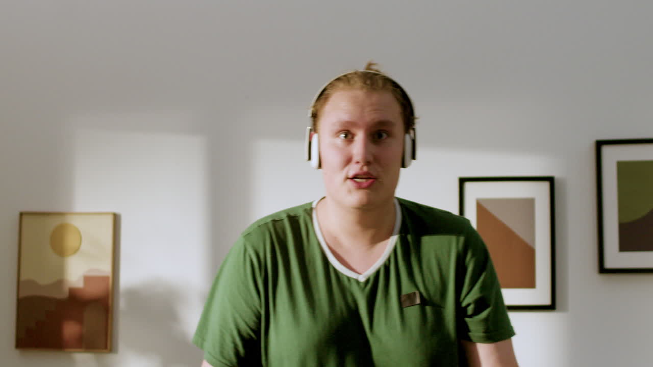 집에 헤드폰을 끼고 있는 남자