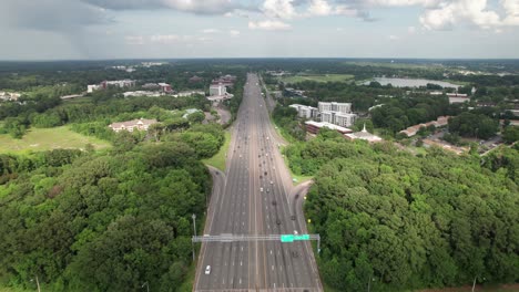 Lange-Luftaufnahme-Des-Interstate-Highway-Verkehrs-In-Den-Vorstädten-Amerikas,-4k