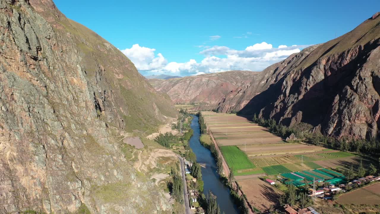tomas de drones de escaladores en los acantilados de urubamba en cusco, perú