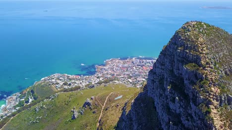 Luftaufnahme-über-Der-Spitze-Des-Löwenkopfes-Zeigt-Kapstadt-Südafrika