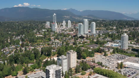 estación de tránsito de burquitlam y complejo de apartamentos de gran altura en coquitlam, bc, canadá