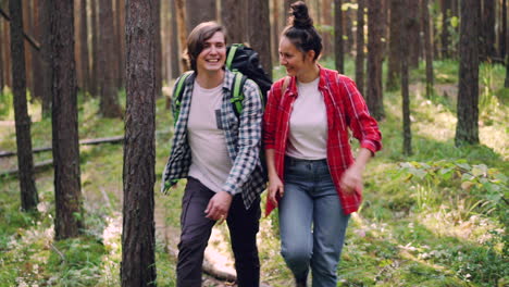 una pareja de senderistas en un bosque.