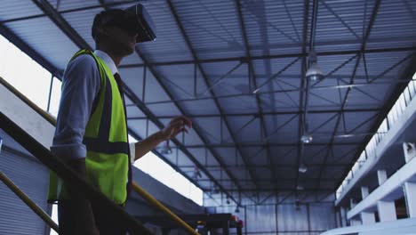 Warehouse-worker-wearing-VR-headset-4k