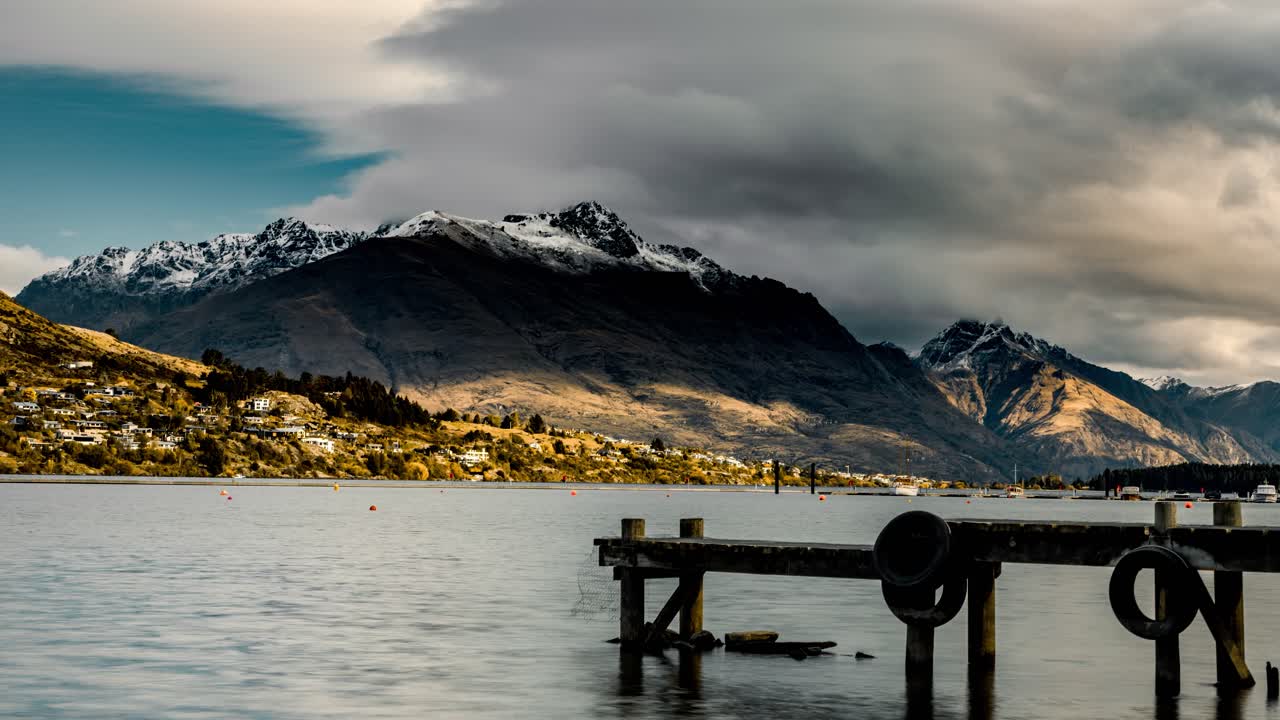 Timelapse Pier Queenstown. Afternoon Light hitting the mountains