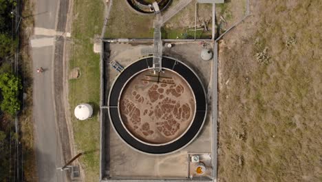 tiro aéreo de la grúa de tratamiento de aguas residuales