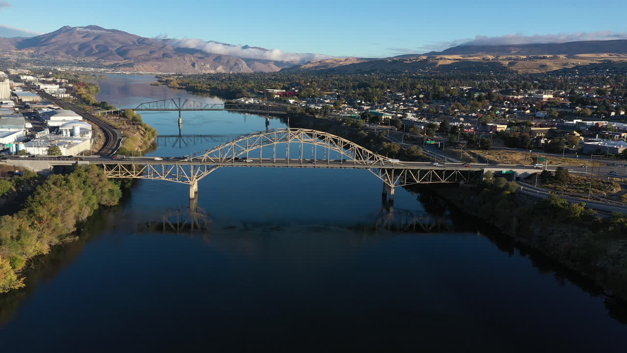 wenatchee 워싱턴에서 컬럼비아 강 이른 아침 공중 - 산에 안개와 다리