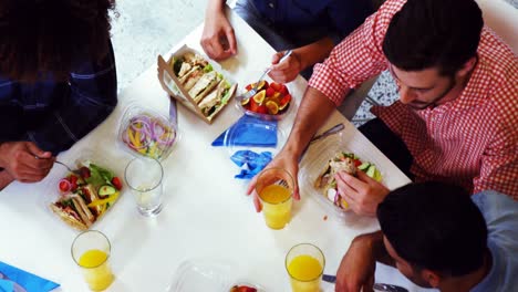 ejecutivos felices interactuando mientras desayunan